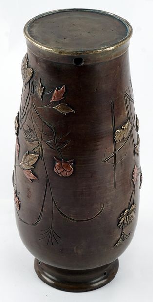 null JAPON / JAPAN

Vase en bronze présentant des fleurs et oiseaux en relief. Japon,...