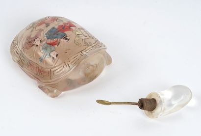 null SNUFF BOX / SNUFF BOTTLE

Snuffbox in the shape of a turtle. We can see children...