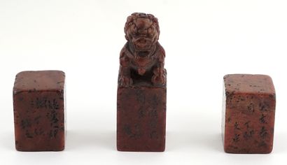 null LION

Ensemble de trois sceaux en pierre à savon rougeâtre, dont un est surmonté...