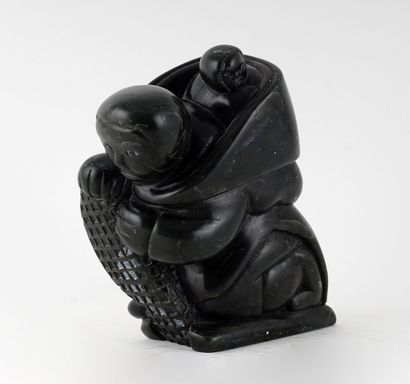 null KINGALIK, Samson (1937-)

Mère portant son enfant

Pierre à savon sculptée

Signée...