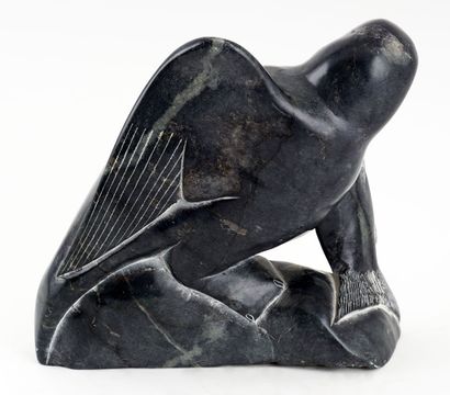 null ANN, Adamie (actif XXe)

Oiseau et sa prise

Pierre à savon sculptée 

Signée...