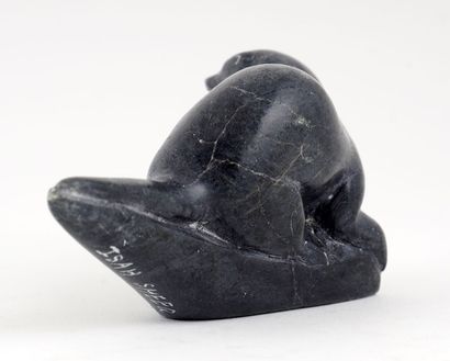 null SIVUARAPI, Isah Qumalu (1925-1979)

Loutre

Pierre à savon sculptée

Signée...