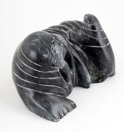 null ANGIJU, Daniel Quma (1929-1979)

Morse et son petit

Pierre à savon sculptée

Signée...