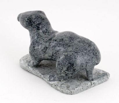 null SIVUARAPIK, Thomassiapik (1941-2009)

Loutre

Pierre à savon sculptée

Signée...