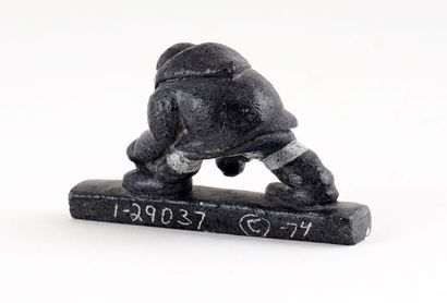 null TUKAI, Pilipusi (1910-1992)

Homme chaussant sa botte

Pierre à savon sculptée

Signée...