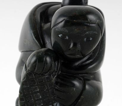 null KINGALIK, Samson (1937-)

Mère portant son enfant

Pierre à savon sculptée

Signée...