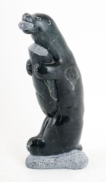 null IQALUKJUAK, Mosesie (1964-)

Loutre au repas

Pierre à savon sculptée

Signée...