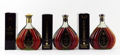  Cognac Courvoisier XO Le Cognac de Napoléon 
Niveau A 
3 bouteilles de 70cl 
Emboîtages...
