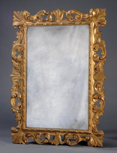 ITALIE XVIIIe s Miroir en bois sculpté doré à décor floral évidé. Carved ormolu wooden...