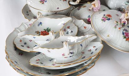 null Important ensemble de porcelaine Meissen comprenant grands plateaux, grands...