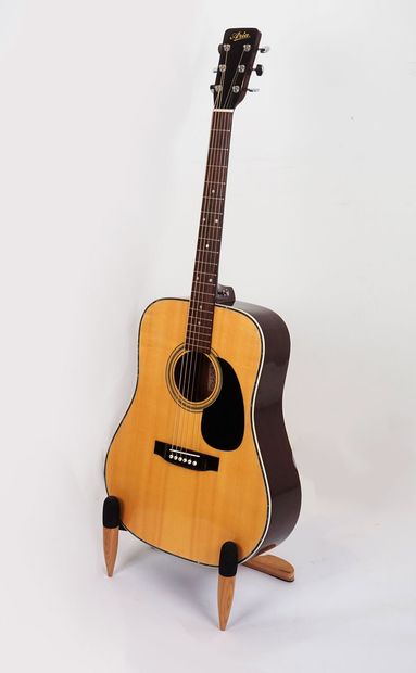 null Guitare ARIA modèle A790, 

cordes en nylon, os et éclisses en acajou, manche...