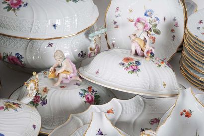null Important ensemble de porcelaine Meissen comprenant grands plateaux, grands...