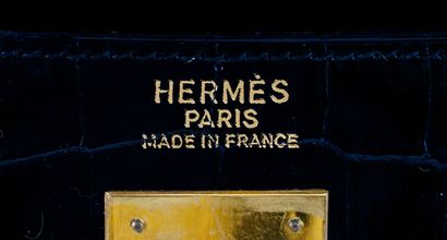 null HERMÈS - KELLY CROCODILE

Sac Hermès - Kelly crocodile de 28 cm, fermeture en...