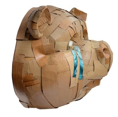  VALLIERES, Laurence (1986-) 
Tête de cochon 
Sculpture en carton 
 
Provenance:...