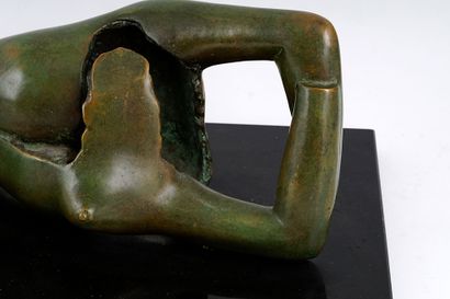 null SANTINI, Laura (1960-)

Nu couché

Bronze à patine verte sur plaque de marbre

Signé...