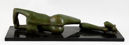 null SANTINI, Laura (1960-)

Reclining nude

Bronze with green patina on black marble...