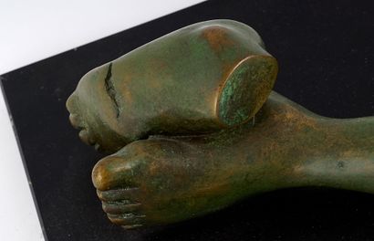 null SANTINI, Laura (1960-)

Reclining nude

Bronze with green patina on black marble...