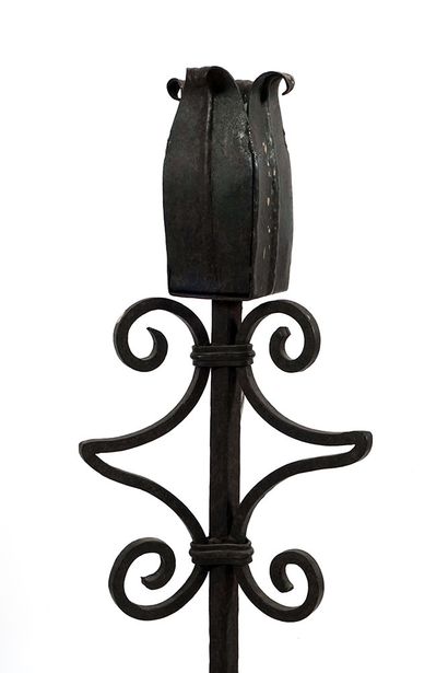 null PORTE-CIERGE / CIERGE HOLDER



Paire de porte-cierge en métal en forme de tulipe.



H:...