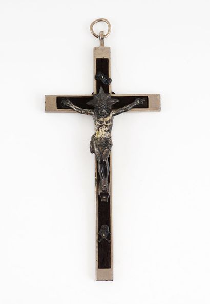 CRUCIFIX



Crucifix en forme de croix latine...