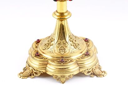 null 
OSTENSOIR / MONSTRANCE









Ostensoir à piètement tripode en métal doré....