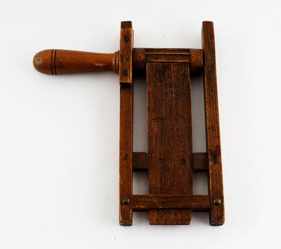 null CRÉCELLE / RATTLE



Crécelle en bois. Instrument de musique dans lequel des...