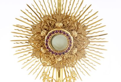 null 
OSTENSOIR / MONSTRANCE









Ostensoir à piètement tripode en métal doré....