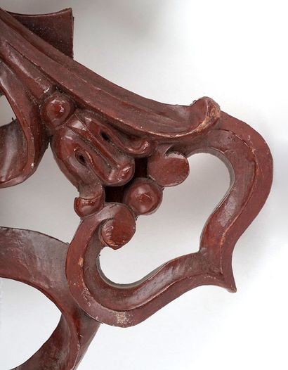 null ARMOIRIE



Armoirie papale en bois sculpté présentant deux clefs entrecroisées.



H:...