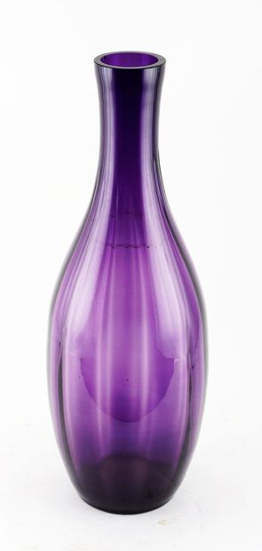 null VERRE TEINT / TINTED GLASS



Grand vase en verre teint violet. 



Hauteur...