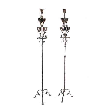 null CANDELABRAS





Pair of wrought iron and metal candelabra.





Height: 180cm...