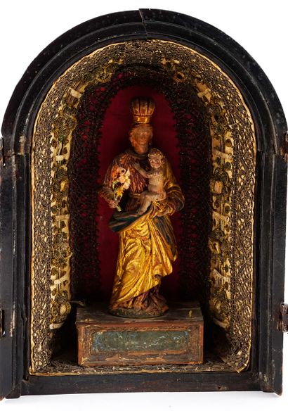 null VIERGE MARIE / VIRGIN MARY



Petit cabinet en bois contenant une Vierge à l'enfant....