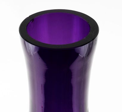 null VERRE TEINT / TINTED GLASS



Grand vase en verre teint violet. 



Hauteur...