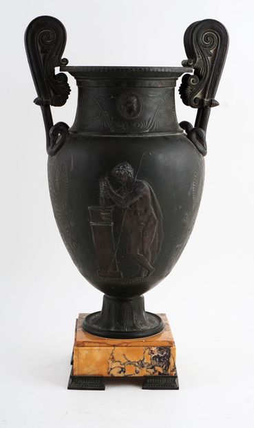 null 
NÉO-GREC

















Cast iron vase in the Ancient Greek style, decorated...
