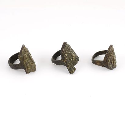 null Lot of three bronze rings after ancient Roman masks. Late work. 



Total weight...