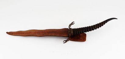 null Tuareg type dagger in metal and gazelle horn.



Length : 66,5 cm / 26 1/8"