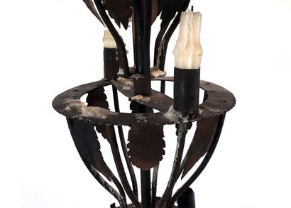 null CANDELABRAS





Pair of wrought iron and metal candelabra.





Height: 180cm...