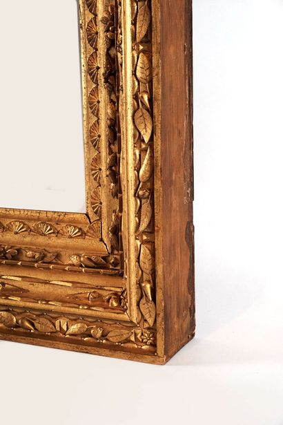 null FRAME



Gilded wood frame decorated with branches, leaves and shells.



75x62x10cm...