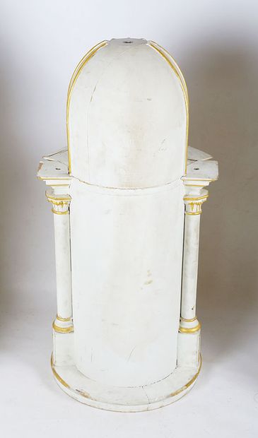 null QUÉBEC XXe SIÈCLE / 20th CENTURY



Set of three white painted wooden altar...