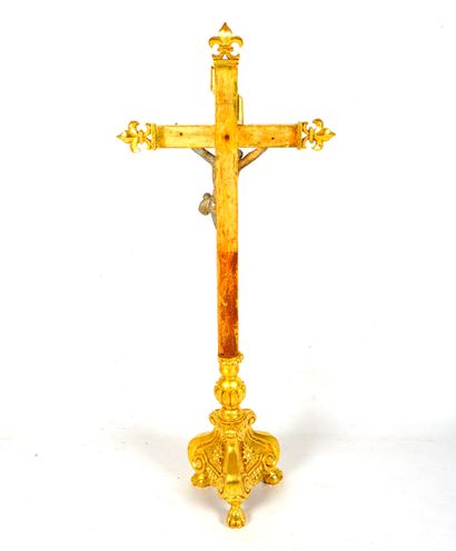 null CRUCIFIXION 



Croix en bois sur socle tripode présentant Jésus Christ crucifié....