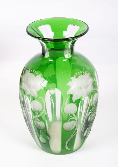null LIBBEY 



Lot de quatre objets comprenant un vase en verre de marque Libbey,...
