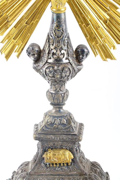 null OSTENSOIR / MONSTRANCE



Ostensoir à piètement quadripode en métal doré argenté....