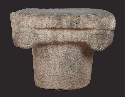 Chapiteau de colonne ionique romaine en basalte,...