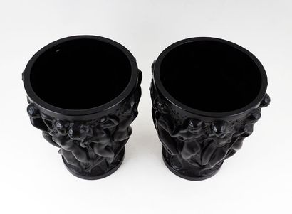 null LALIQUE - Pair of large black crystal vases, Bacchantes model.

Signature engraved...