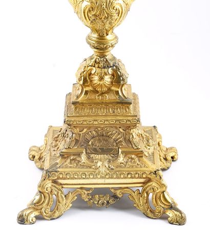 null OSTENSOIR / MONSTRANCE



Ostensoir à piètement quadripode en métal plaqué doré....