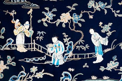 null 
Couverture de table, tapisserie chinoise montrant des personnages et une fleur...