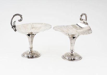 null STERLING SILVER - Pair of bowls mounted on four-lobed feet, with floral decoration...