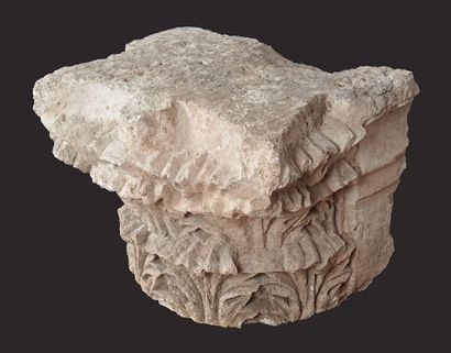 null Chapiteau de colonne corinthienne romaine en marbre, sculpté de trois rangées...