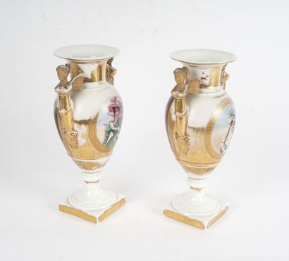 null PORCELAINE DE PARIS - paire de vases amphores sur piédouche en porcelaine de...