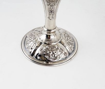 null STERLING SILVER - Pair of bowls mounted on four-lobed feet, with floral decoration...