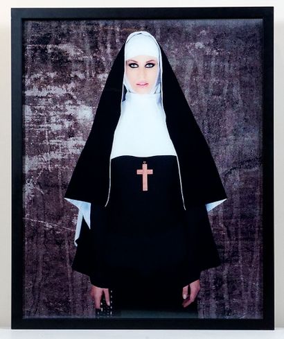 null PLAISANCE, Cécile (1968-)

"Nun Olga"

Tirage photographique sur feuille lenticulaire

Signée,...