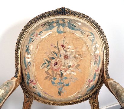 null Paire de fauteuils aux dossiers à médaillon en bois doré, de style Louis XVI...